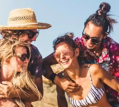 Gruppe plant gemeinsam ihre Reise 