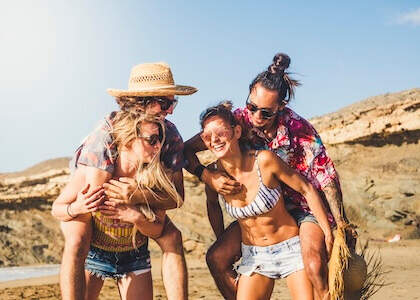 Gruppe plant gemeinsam ihre Reise 