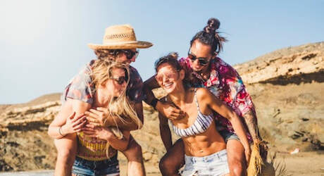 Gruppe plant gemeinsam ihre Reise 