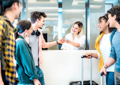 Reisegruppe checkt gemeinsam am Flughafen ein