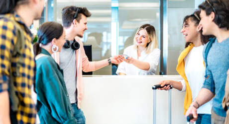 Reisegruppe checkt gemeinsam am Flughafen ein Reisegruppe checkt gemeinsam am Flughafen ein