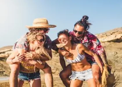 Gruppe plant gemeinsam ihre Reise 