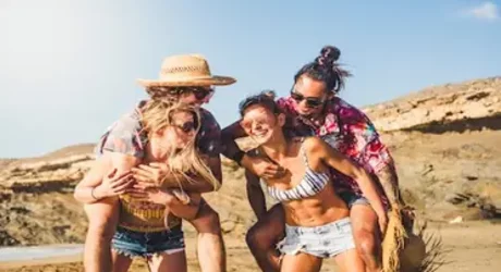 Gruppe plant gemeinsam ihre Reise 