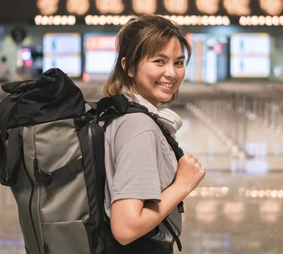 Reisende mit Rucksack beim Abflug zum Work and Travel Reisende mit Rucksack beim Abflug zum Work and Travel