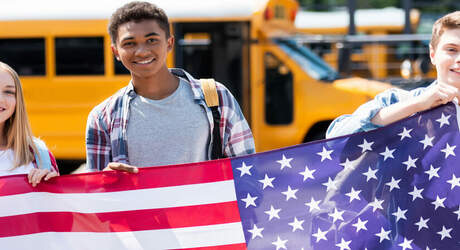 Schüleraustausch USA – Kosten, Fristen und mehr (2023) Schüleraustausch USA – Kosten, Fristen und mehr (2023)