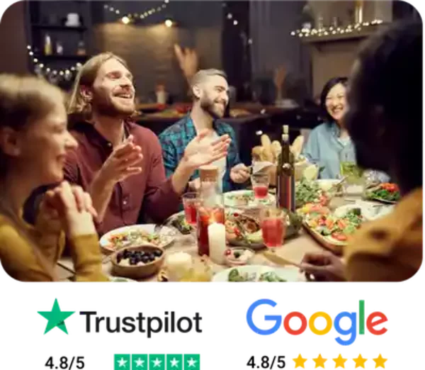 Gruppe internationaler Freunde beim gemeinsamen Abendessen