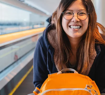 Auswanderin am Flughafen auf dem Weg ins neue Land