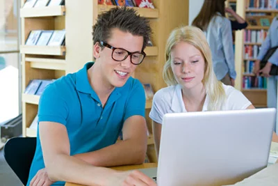 Studierende bei der Arbeit am Laptop Studierende bei der Arbeit am Laptop