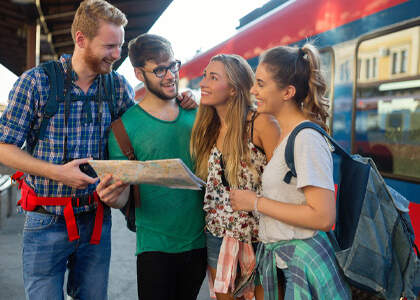 Gruppe bei gemeinsamer Reise wartet am Bahnhof