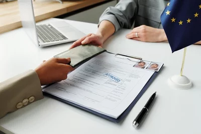 Who is required to submit an application for a Schengen visa Who is required to submit an application for a Schengen visa