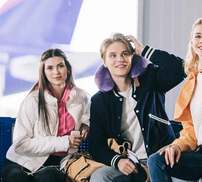 Gruppe junger Leute am Flughafen