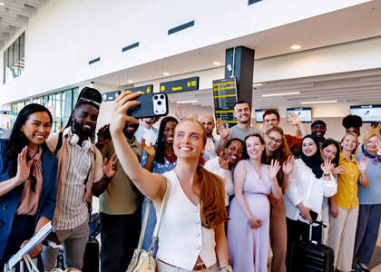 Reisegruppe mit Reiseunterlagen am Airport-Check-in