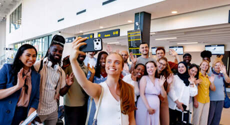 Reisegruppe mit Reiseunterlagen am Airport-Check-in