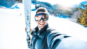 Glücklicher Skifahrer dank Haftpflichtversicherung