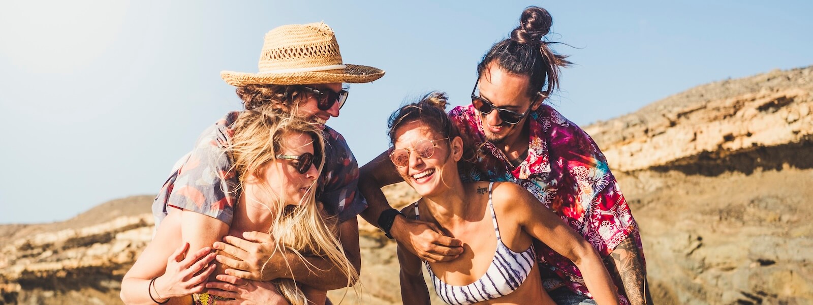 Gruppe plant gemeinsam ihre Reise 