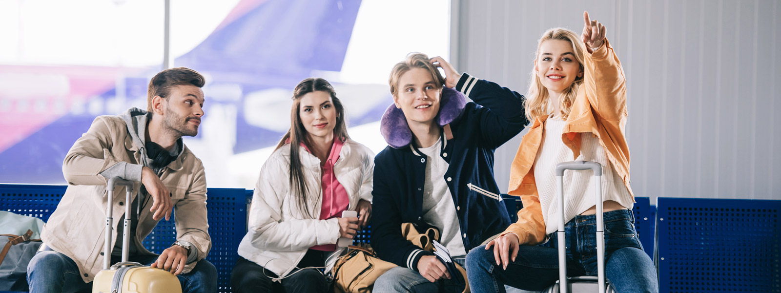 Gruppe junger Leute am Flughafen