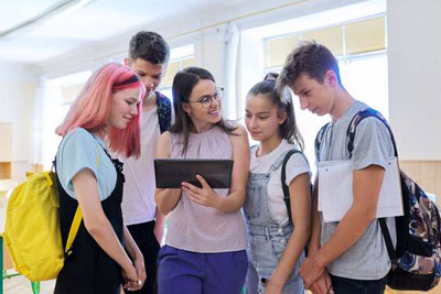 Schulgruppe checkt Reiseplanung