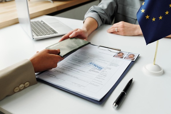 Who is required to submit an application for a Schengen visa Who is required to submit an application for a Schengen visa